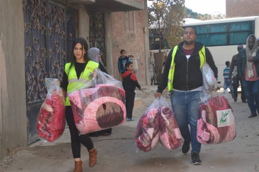 FUE Students distribute blankets and clothes to the most needy villages in Ismailia